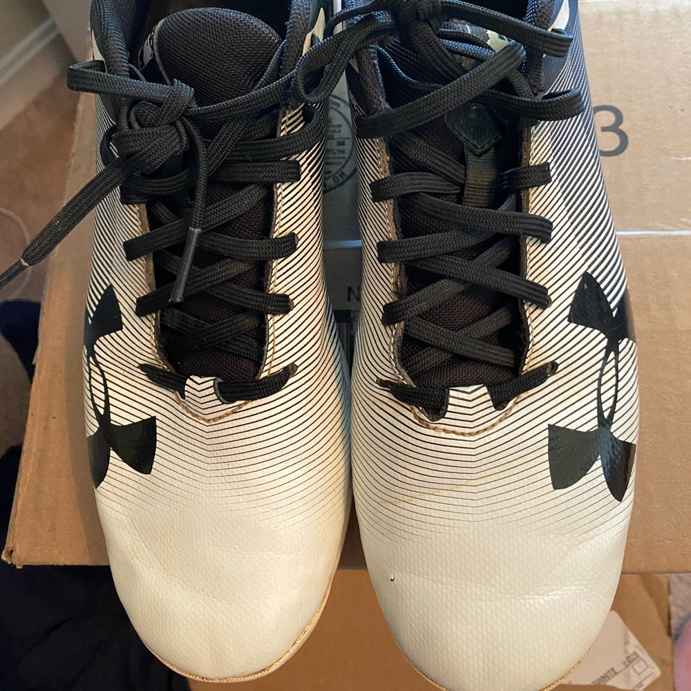 Under Armour Baseball Cleats. Men size 8.5. Black/White colors.